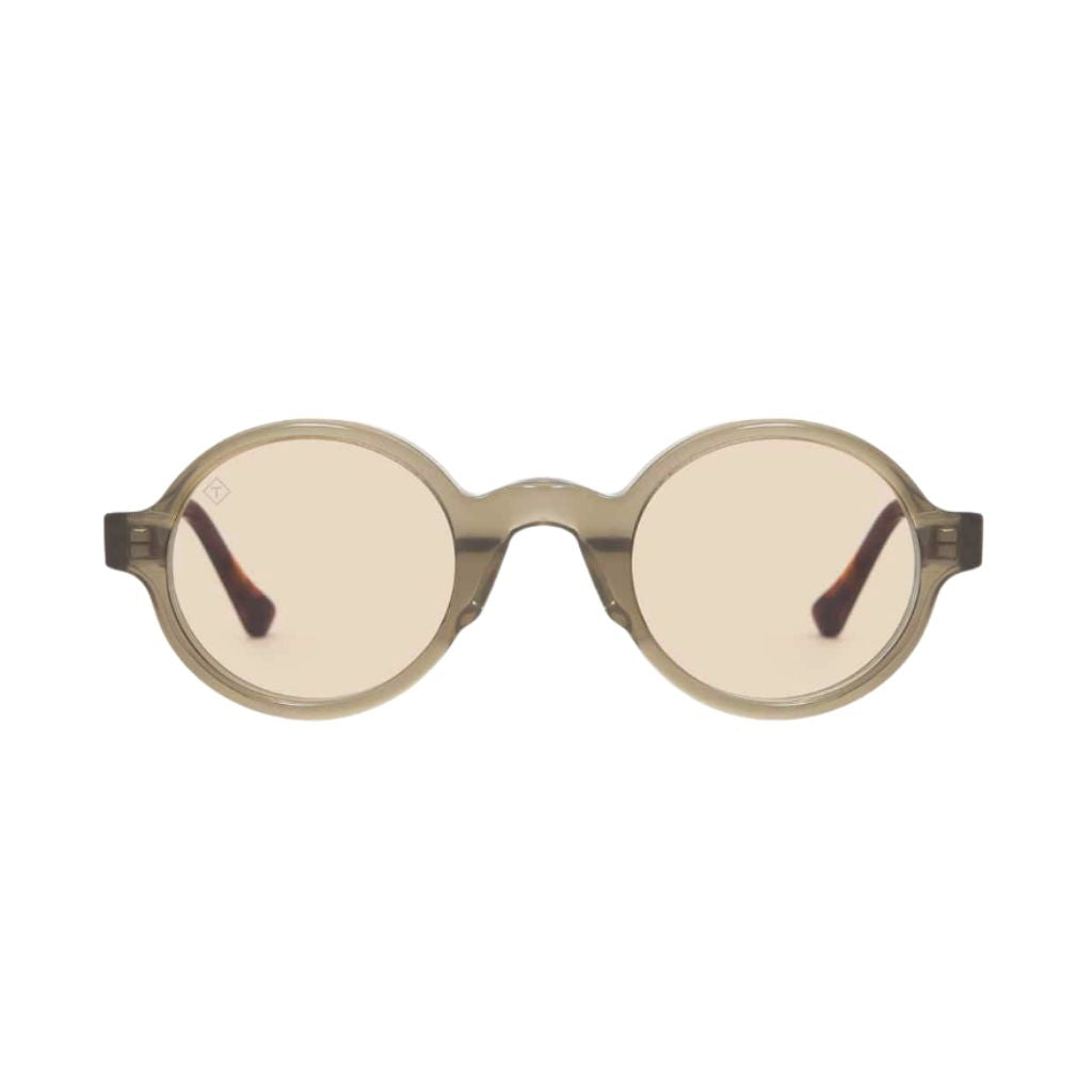 TAVAT Eyewear Compass S Moss Frontansicht – runde Designer-Sonnenbrille in transparentem Olivgrün aus italienischem Acetat Exklusiv in München