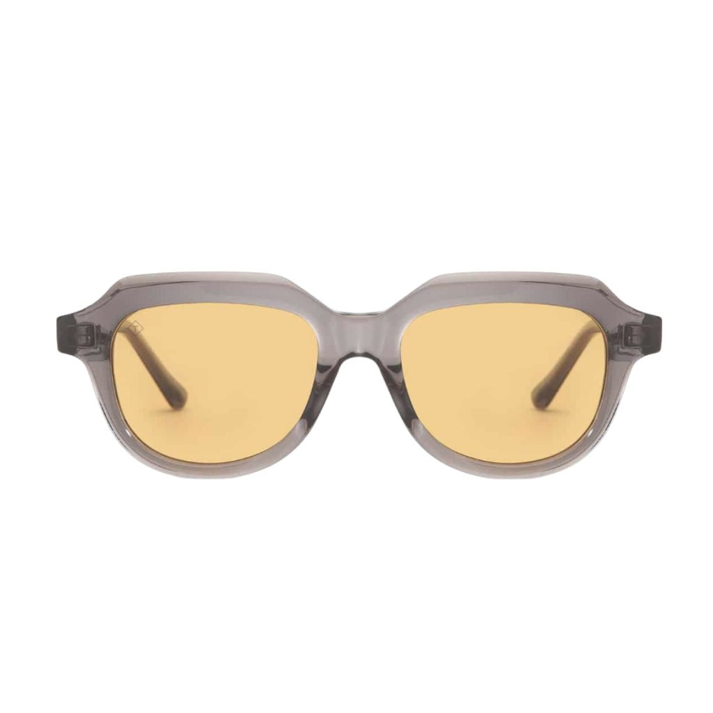 TAVAT Eyewear Orion S Slate Grey Frontansicht – kantige Designer-Sonnenbrille in transparentem Grau mit warm getönten Gläsern Brillen Schneider Optiker München