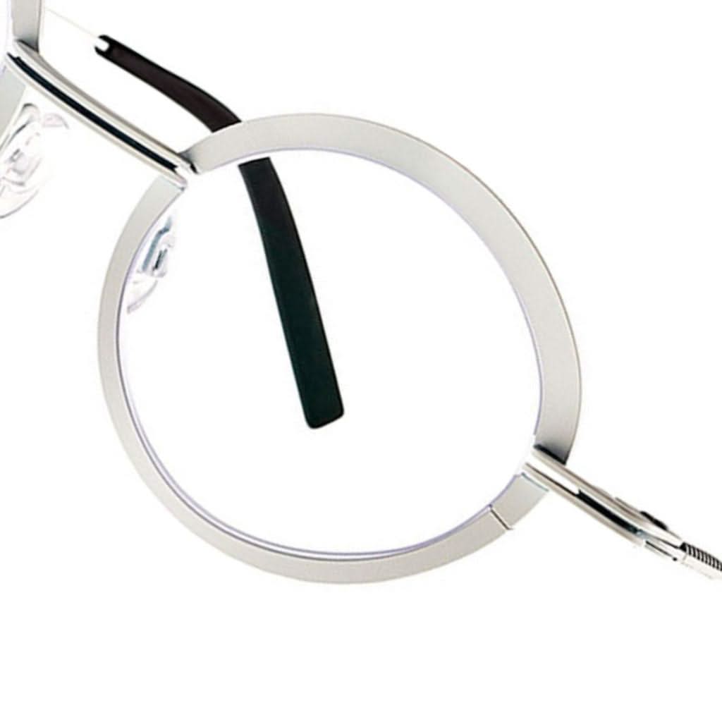 Theo Eyewear Grilled 385 Weiß – zeitlose Brille aus Edelstahl in edlem Weiß, erhältlich bei Brillen Schneider in München. Für stilbewusste Träger, die Komfort und Design schätzen.