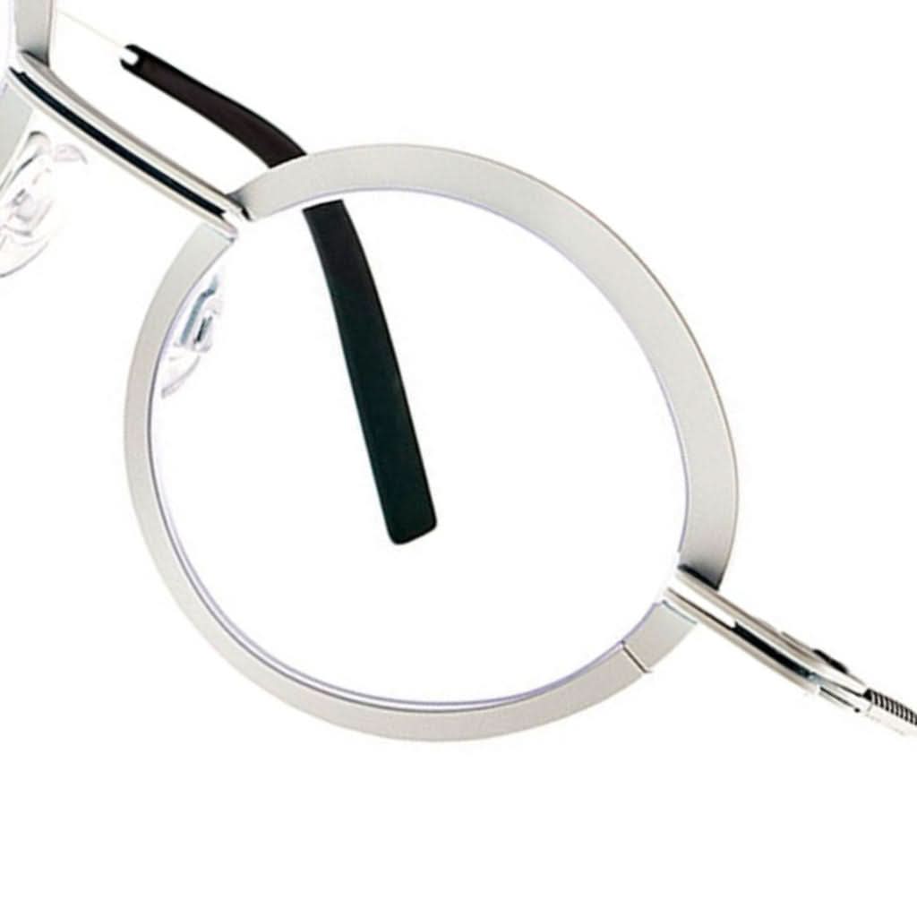 Theo Eyewear Grilled 385 Weiß – zeitlose Brille aus Edelstahl in edlem Weiß, erhältlich bei Brillen Schneider in München. Für stilbewusste Träger, die Komfort und Design schätzen.