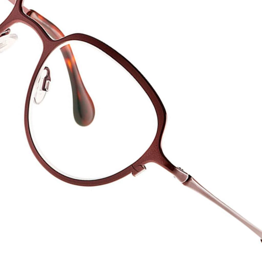 Detailaufnahme der dunkelroten Designerbrille CESIUM 63 von THEO EYEWEAR bei BRILLEN SCHNEIDER in München erhältlich.