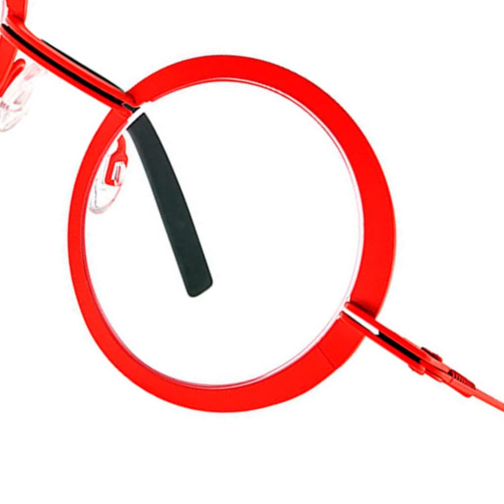 Details der Brille Crunchy 305 von Theo Eyewear, zeigt den robusten Rahmen und die feinen Details des einzigartigen Designs, exklusiv bei Brillen Schneider in München.