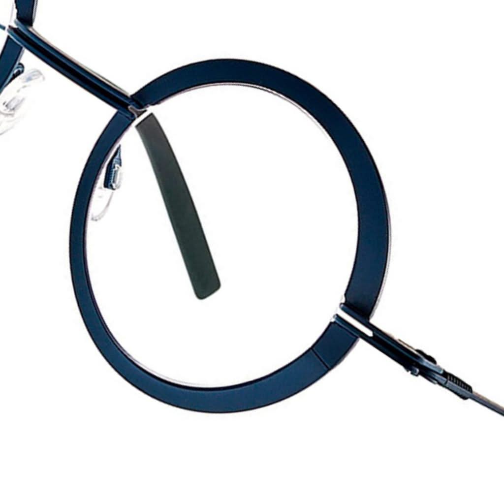 Nahaufnahme der Brille Crunchy 353 von Theo Eyewear, zeigt den robusten dunkelblauen Rahmen und die präzisen Details des Designs, exklusiv bei Brillen Schneider in München.