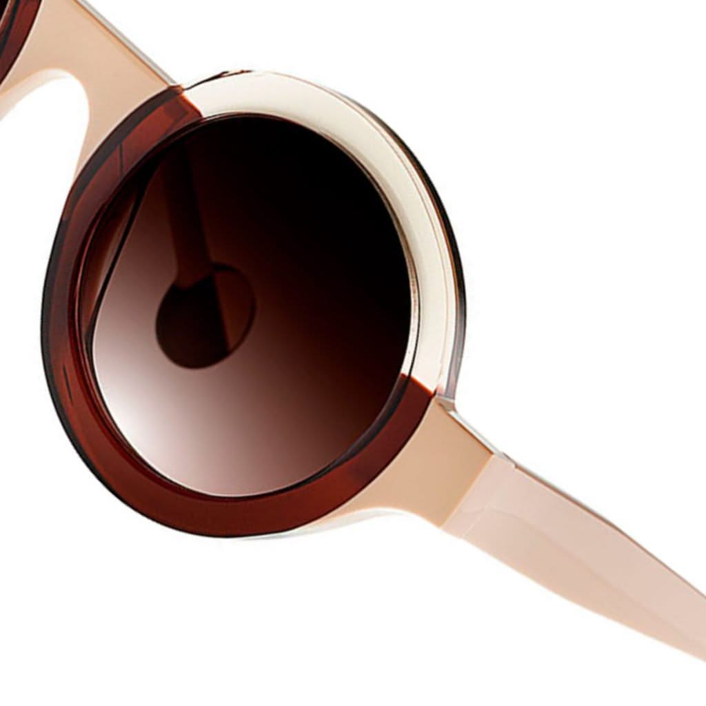 Detailaufnahme der runden Sonnenbrille KUBISME 11 von THEO EYEWEAR bei BRILLEN SCHNEIDER in München erhältlich.