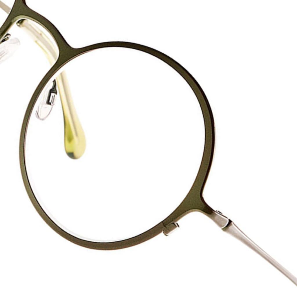 Detailaufnahme der oliv-grünen Designerbrille MERCURY 508 von THEO EYEWEAR bei BRILLEN SCHNEIDER in München erhältlich.
