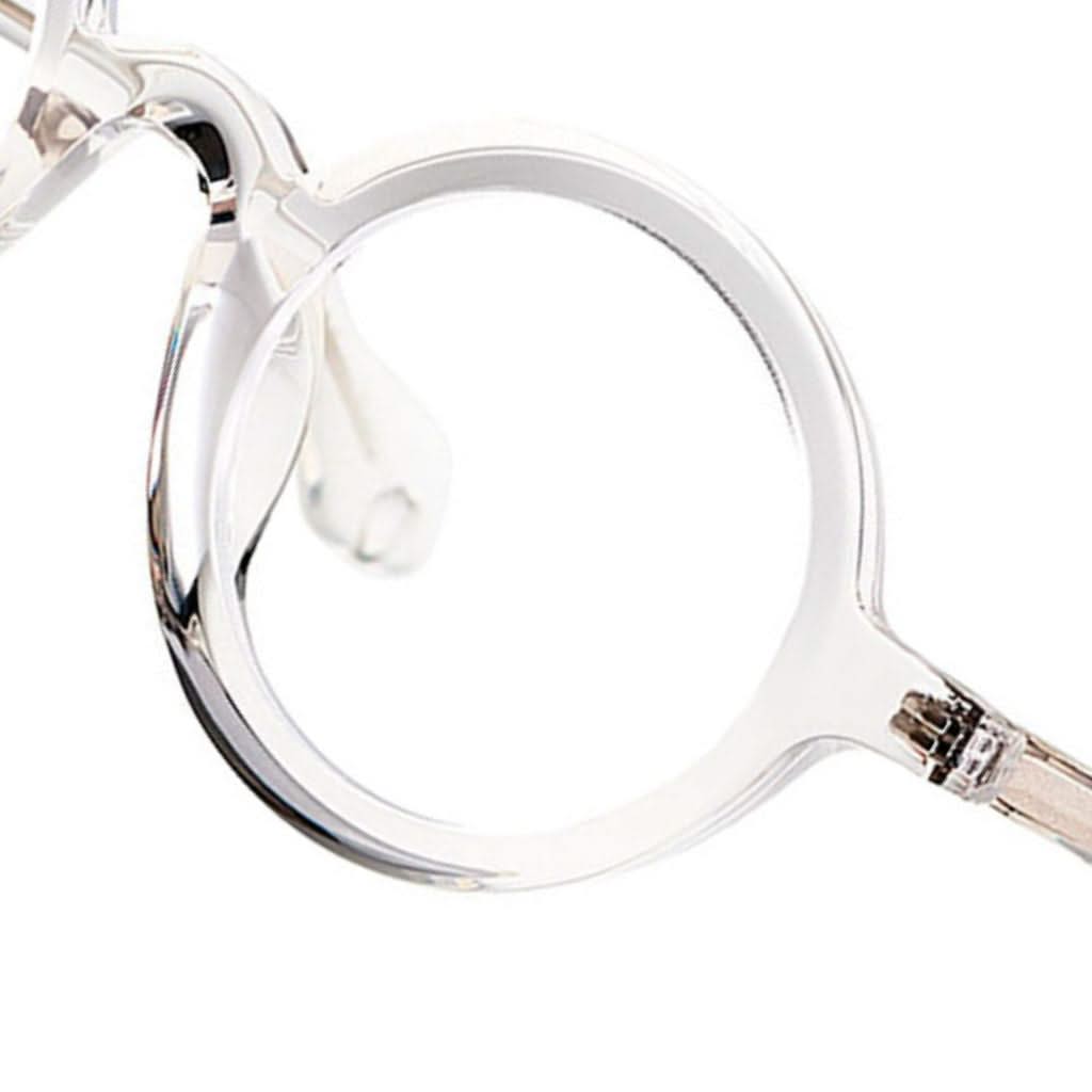 Detailaufnahme der Theo Eyewear Mille+88 Brille in transparentem Design. Modernes, elegantes Modell, erhältlich bei Brillen Schneider in München.