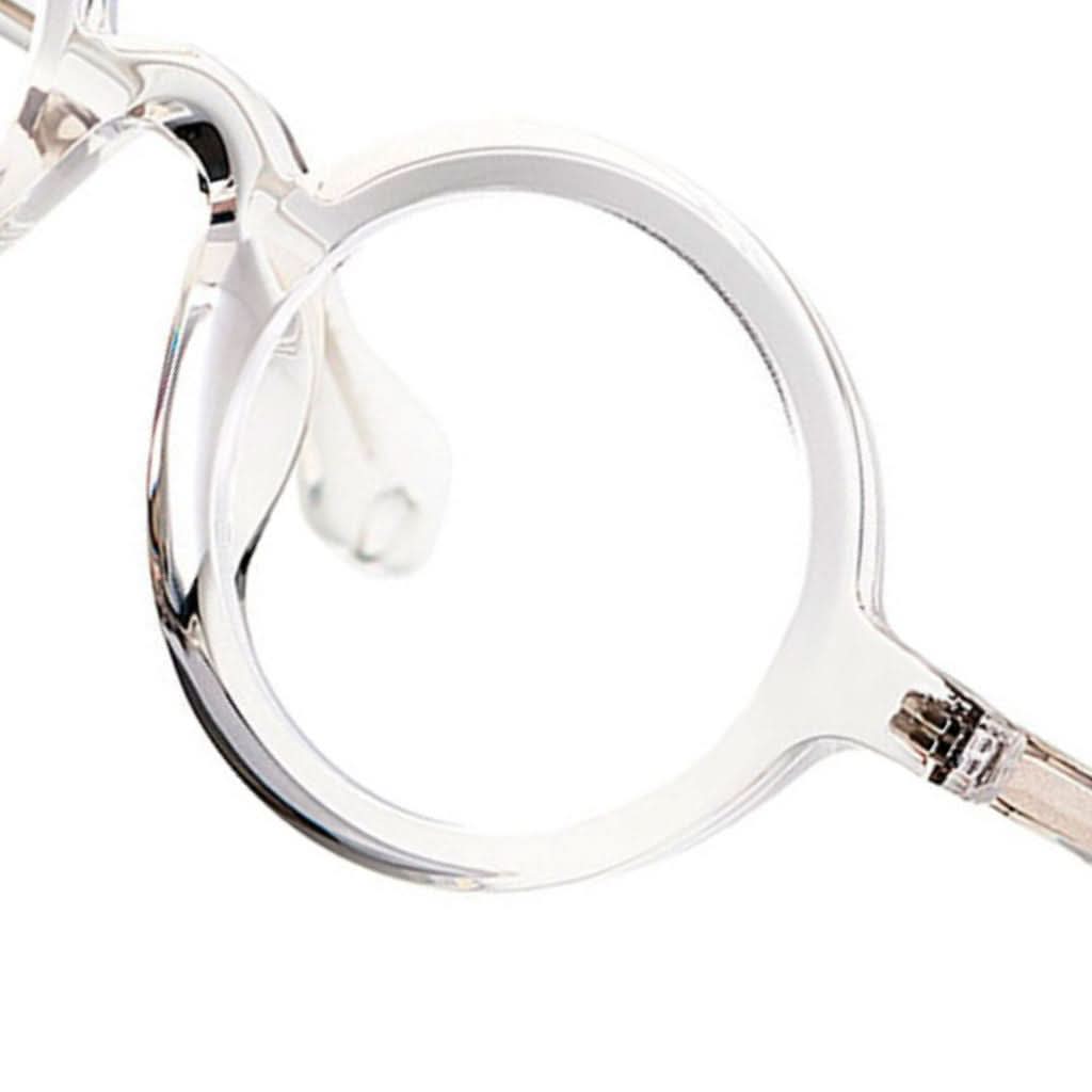 Detailaufnahme der Theo Eyewear Mille+88 Brille in transparentem Design. Modernes, elegantes Modell, erhältlich bei Brillen Schneider in München.