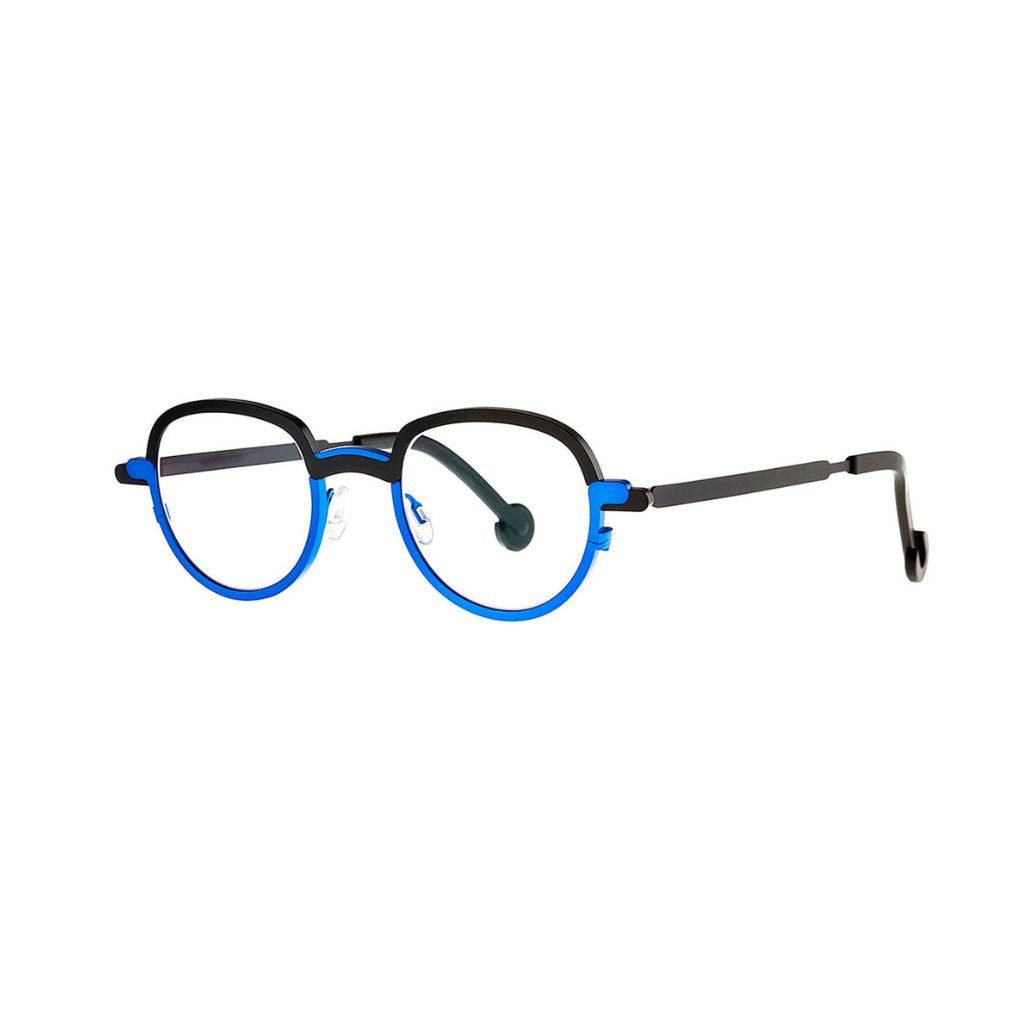 Die Desingerbrille MONG KOK 365  mit schwarzem  Titan-Rahmen und bi-color Akzent in Blau von THEO EYEWEAR, abgebildet vor einem neutralen Hintergrund – erhältlich bei BRILLEN SCHNEIDER in München