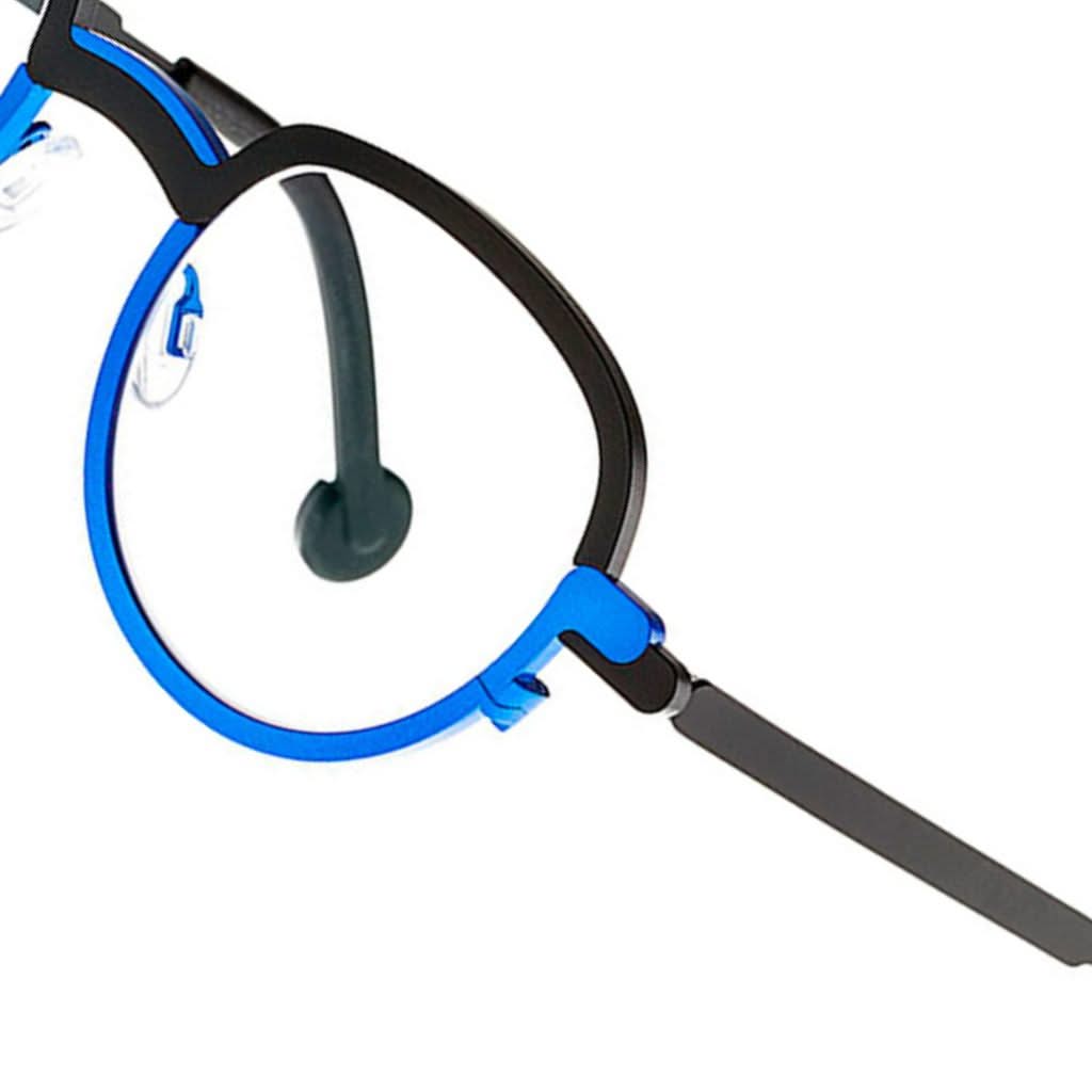 Detailaufnahme der blau-schwarzen Designerbrille MONG KOK 365 von THEO EYEWEAR bei BRILLEN SCHNEIDER in München erhältlich.