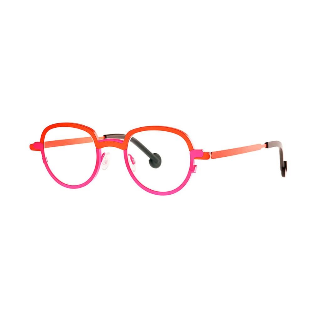 Die Designerbrille MONG KOK 487 Brille mit rotem Titan-Rahmen und bi-color Akzent in Pink von THEO EYEWEAR, abgebildet vor einem neutralen Hintergrund – erhältlich bei BRILLEN SCHNEIDER in München.