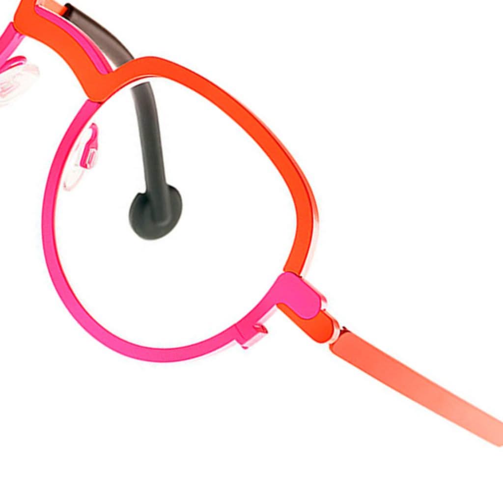 Detailaufnahme der rot-pinken Designerbrille MONG KOK 487 von THEO EYEWEAR bei BRILLEN SCHNEIDER in München erhältlich.