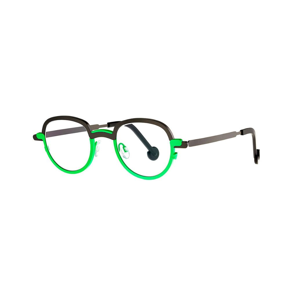 Die Designerbrille MONG KOK 373 mit schwarzem Rahmen und bi-color Akzent in Grün von THEO EYEWEAR, abgebildet vor einem neutralen Hintergrund – erhältlich bei BRILLEN SCHNEIDER in München.“