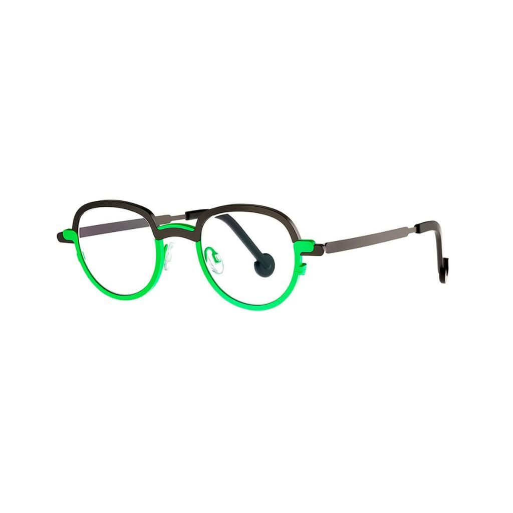Die Designerbrille MONG KOK 373 mit schwarzem Rahmen und bi-color Akzent in Grün von THEO EYEWEAR, abgebildet vor einem neutralen Hintergrund – erhältlich bei BRILLEN SCHNEIDER in München.“