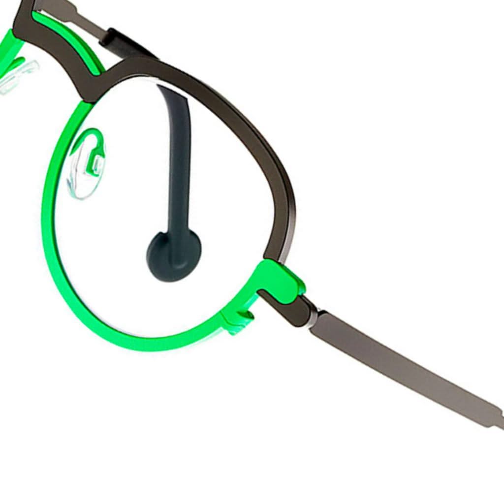 Detailaufnahme der grün-schwarzen Designerbrille MONG KOK 373 von THEO EYEWEAR bei BRILLEN SCHNEIDER in München erhältlich.