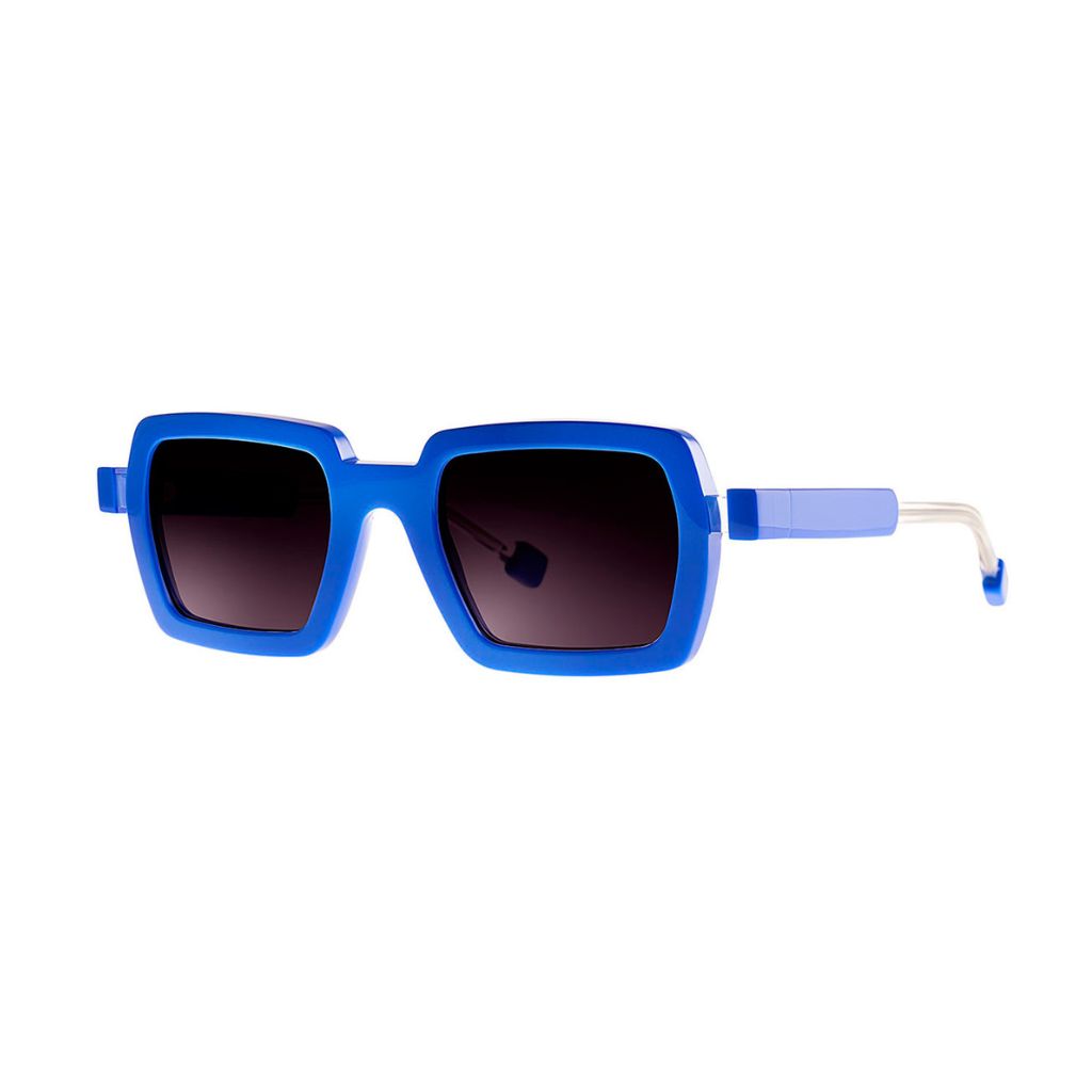 Die Sonnenbrille PULLEY 15  von THEO EYEWEAR, in knallblau mit Karree-Form 
abgebildet vor einem neutralen Hintergrund – bei BRILLEN SCHNEIDER in München erhältlich.