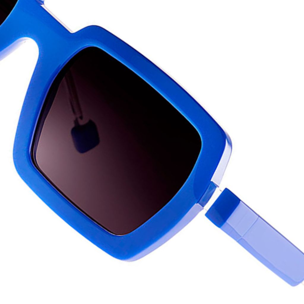 Detailaufnahme der knallblauen Sonnenbrille PULLEY 15  von THEO EYEWEAR bei BRILLEN SCHNEIDER in München erhältlich.