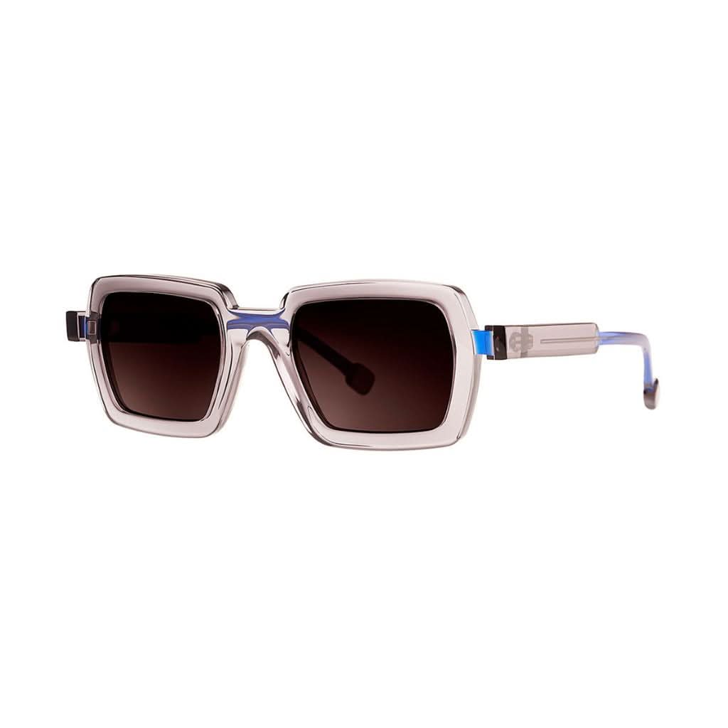 Die Sonnenbrille PULLEY 5 von THEO EYEWEAR, ein transparentem Acetatrahmen abgebildet vor einem neutralen Hintergrund – erhältlich bei BRILLEN SCHNEIDER in München