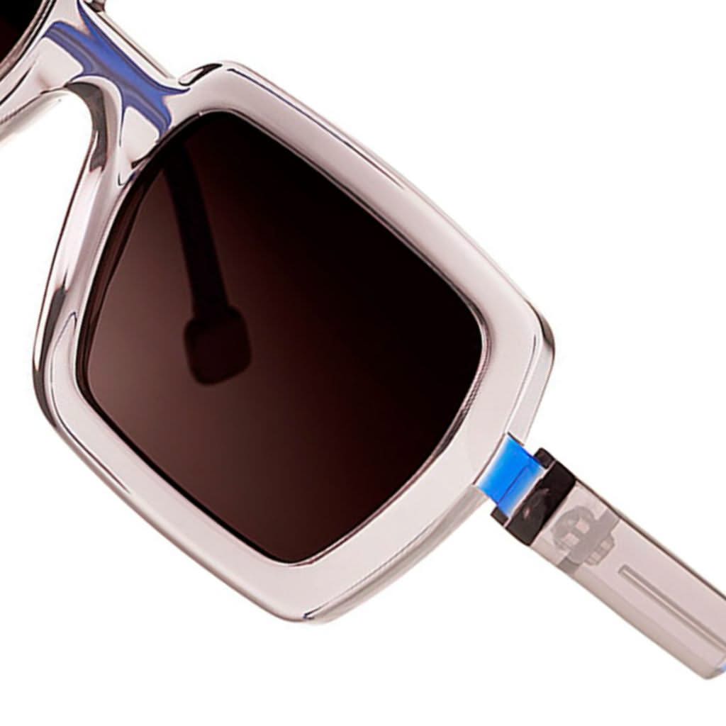 Detailaufnahme der transparenten Sonnenbrille PULLEY 5 von THEO EYEWEAR bei BRILLEN SCHNEIDER in München erhältlich.