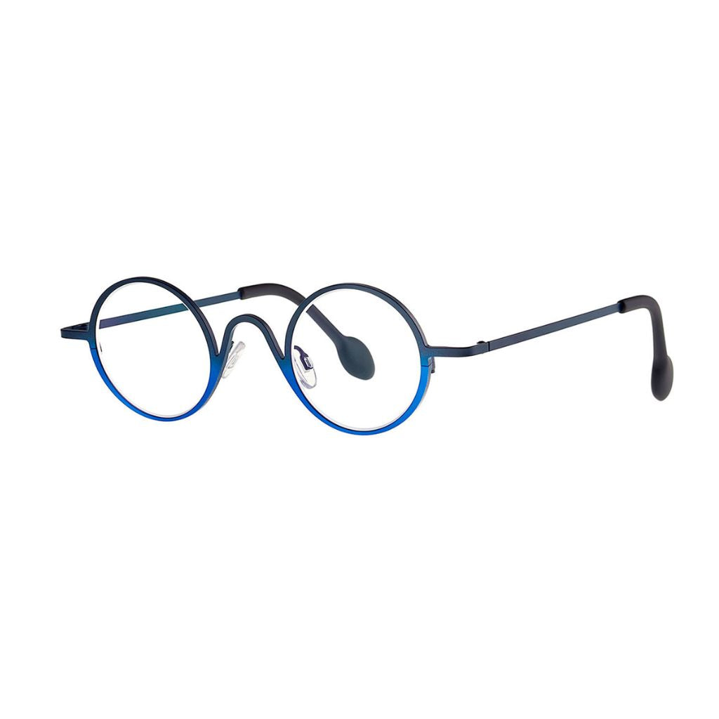 Die Designerbrille STANLEY 374 in Dunkelblau aus hochwertigem Edelstahl von THEO EYEWEAR, abgebildet vor einem neutralen Hintergrund – erhältlich bei BRILLEN SCHNEIDER in München.