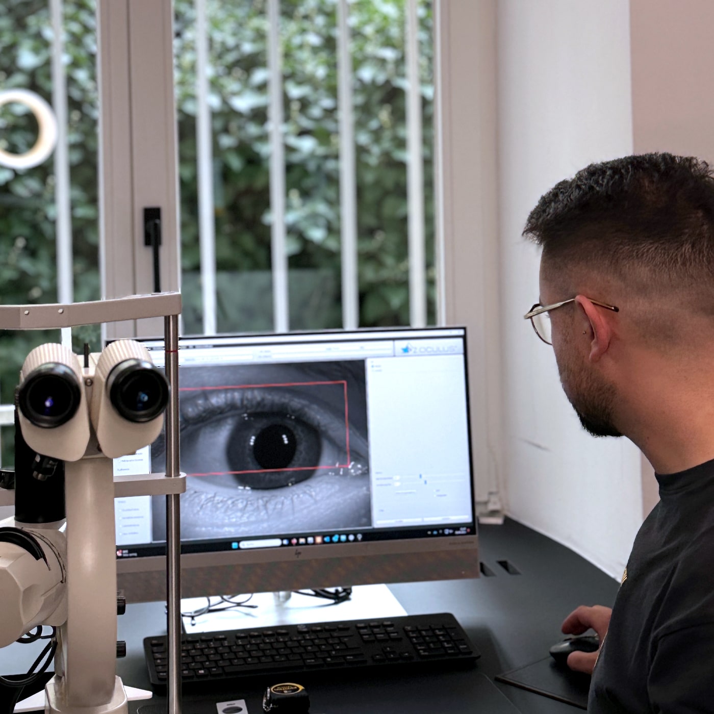Hornhaut- und Tränenfilmanalyse in München – optometrische Messung für gesunde Augen bei Brillen Schneider