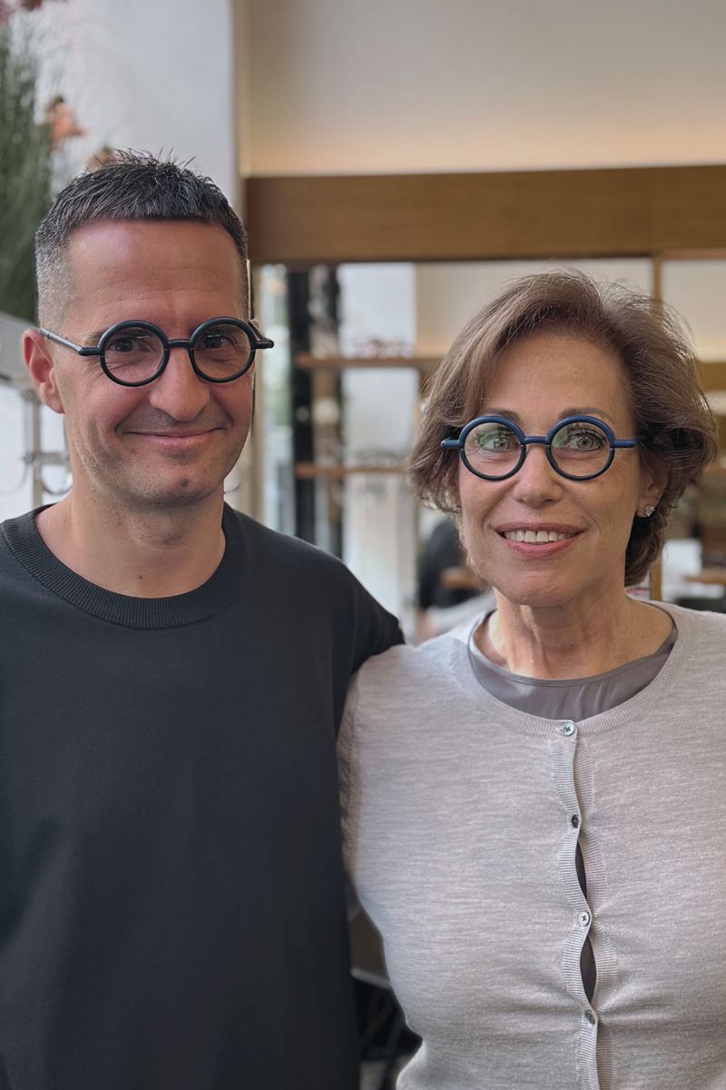Markenvertreter von Anne et Valentin zu Besuch bei Brillen Schneider in München – persönliche Auswahl exklusiver Designerbrillen.
