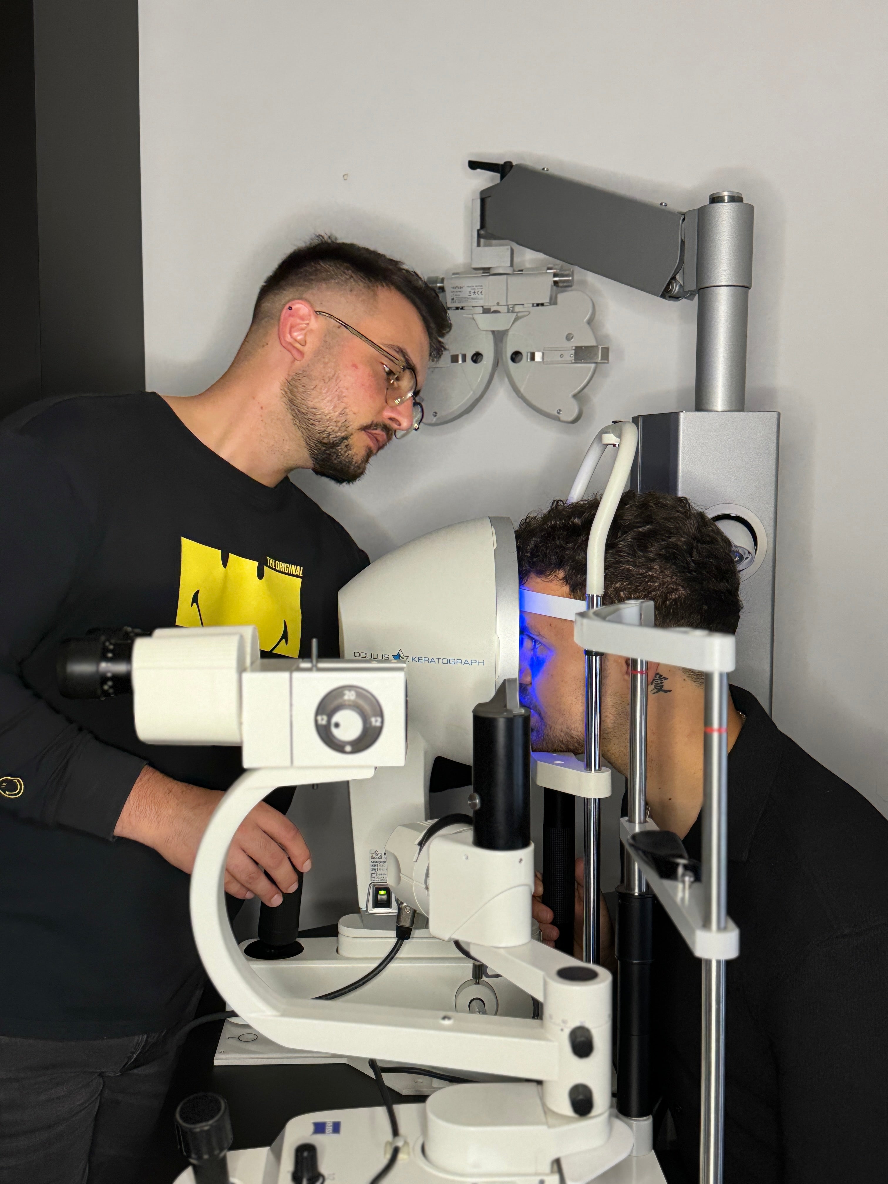 Ab 40 die Augen bei einem Akkommodationstest bei Brillen Schneider in München prüfen lassen