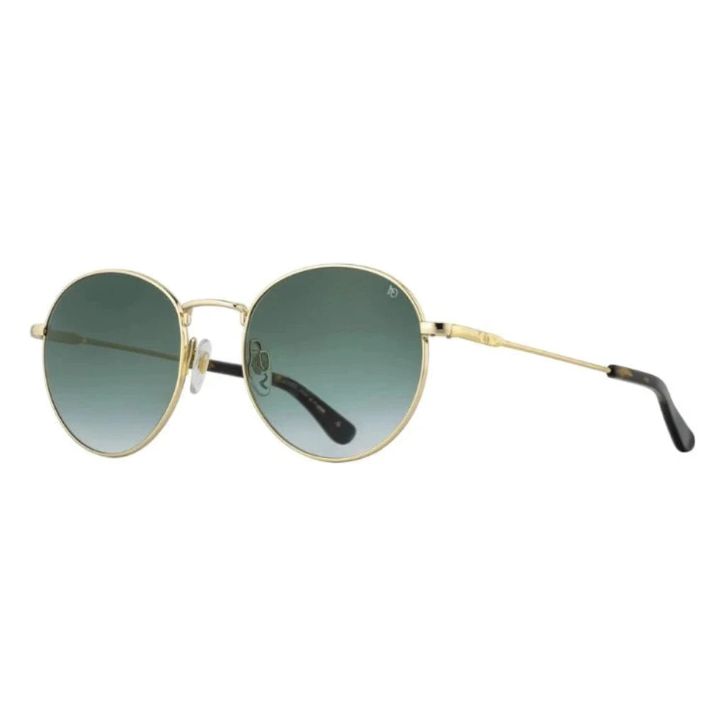 Die stilvolle AO 1002 in Gold Sonnenbrille von American Optical, ein Klassiker mit modernem Twist, erhältlich bei Brillen Schneider, Ihrem Optiker in München.