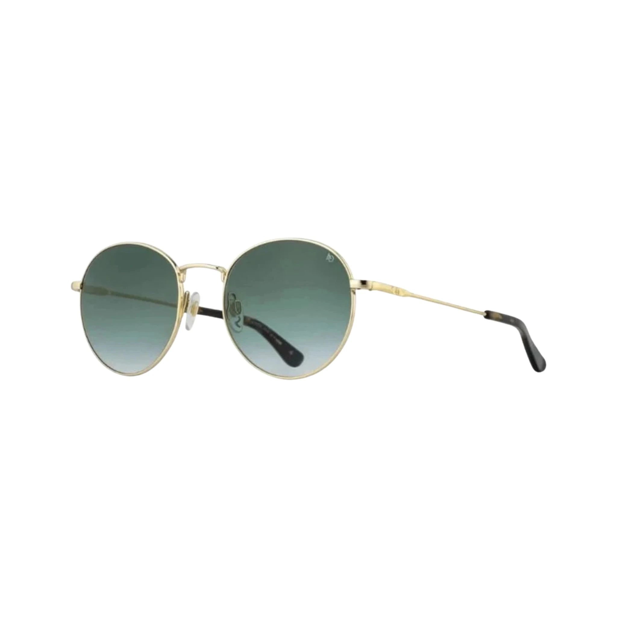 Die stilvolle AO 1002 in Gold Sonnenbrille von American Optical, ein Klassiker mit modernem Twist, erhältlich bei Brillen Schneider, Ihrem Optiker in München.