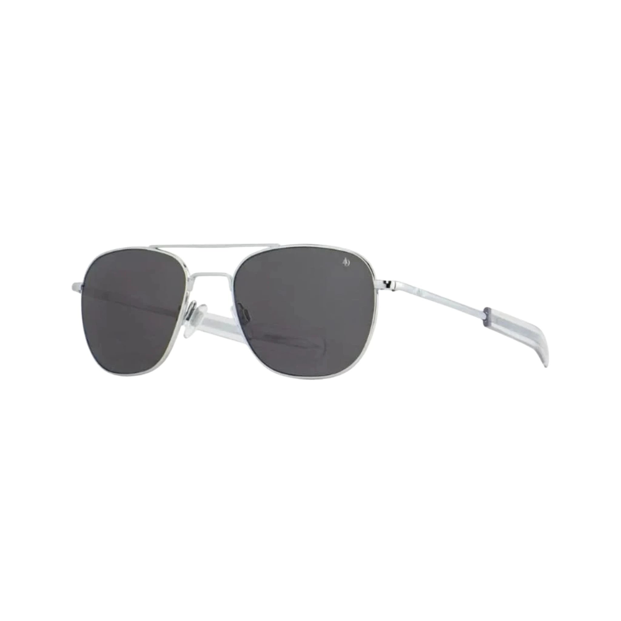 Detailaufnahme der Sonnenbrille AO Pilot in Silber von American Optical, klassische Pilotenform mit kratzfesten Gläsern, jetzt bei Brillen Schneider, Ihrem Augenoptiker in München.