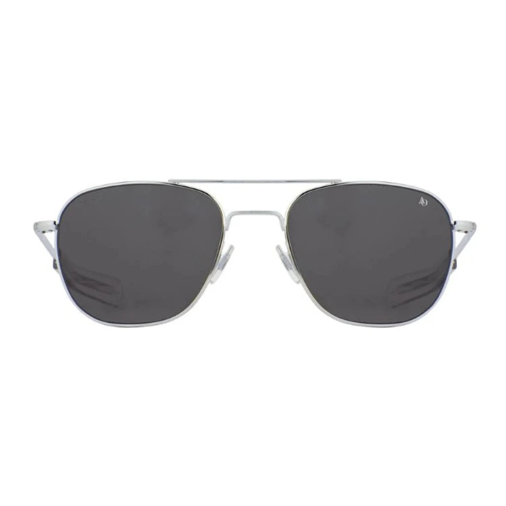 Die Sonnenbrille AO Pilot in Silber von American Optical, ikonisches Design und hervorragender Tragekomfort, erhältlich bei Brillen Schneider, Ihrem Augenoptiker in München.