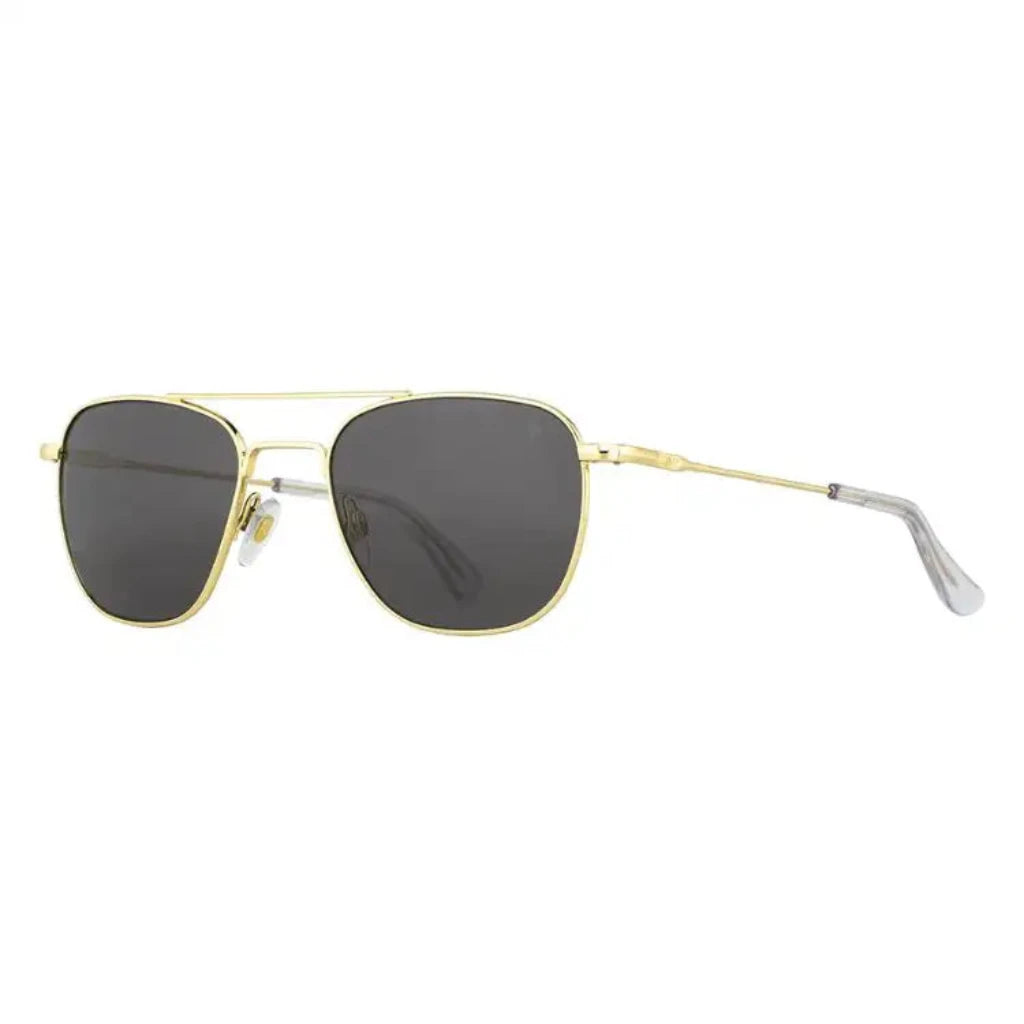 Detailaufnahme der Sonnenbrille AO Pilot in Gold von American Optical, zeitloses Piloten-Design in Gold, erhältlich bei Brillen Schneider, Ihrem Augenoptiker in München, der für individuelle Beratung sorgt.