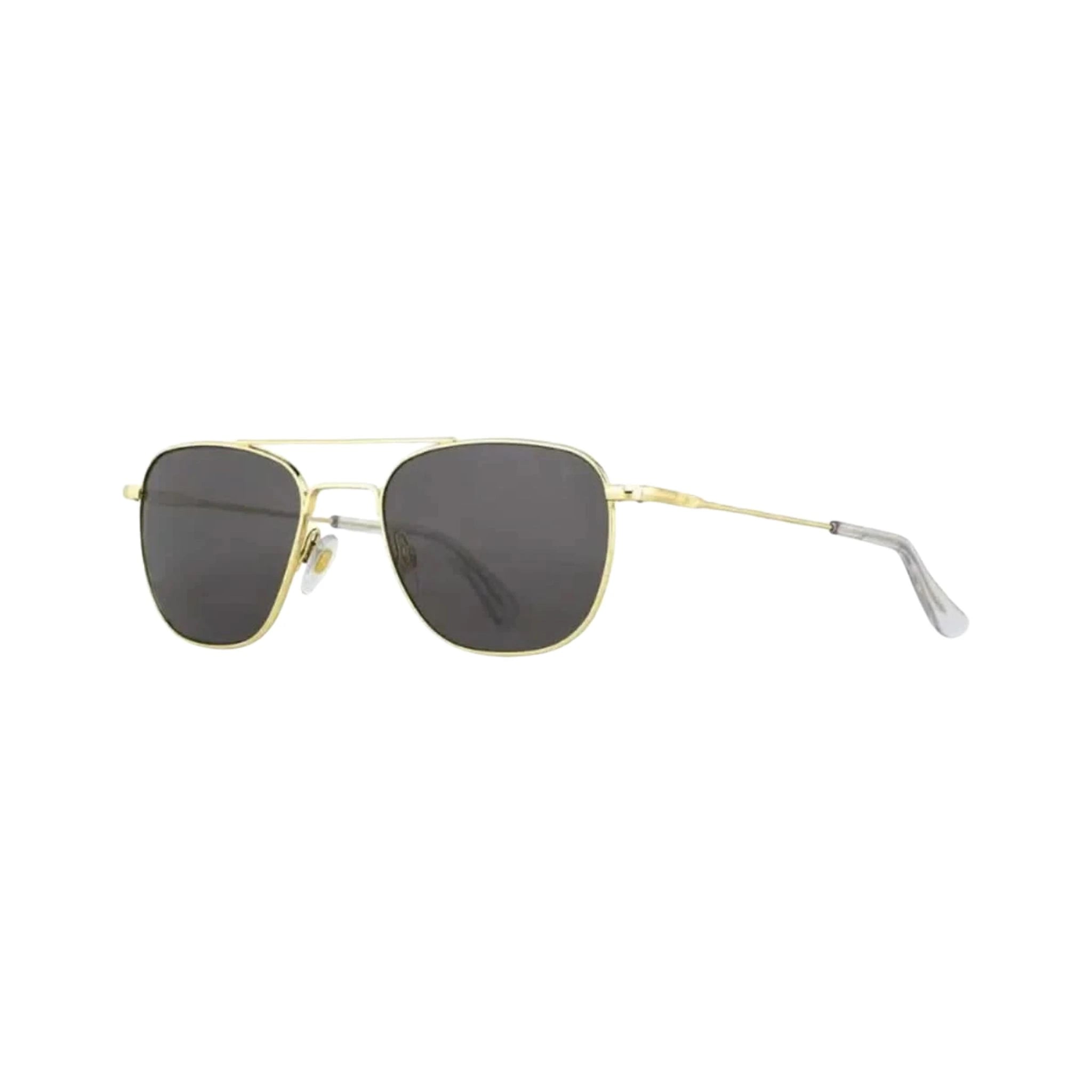 Detailaufnahme der Sonnenbrille AO Pilot in Gold von American Optical, zeitloses Piloten-Design in Gold, erhältlich bei Brillen Schneider, Ihrem Augenoptiker in München, der für individuelle Beratung sorgt.