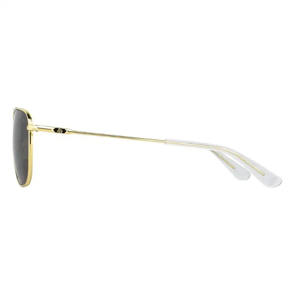 Die Sonnenbrille AO Pilot in Gold von American Optical, ein Klassiker aus hochwertigem Goldmetall, jetzt bei Brillen Schneider, Ihrem Augenoptiker in München, bekannt für individuelle Beratung.