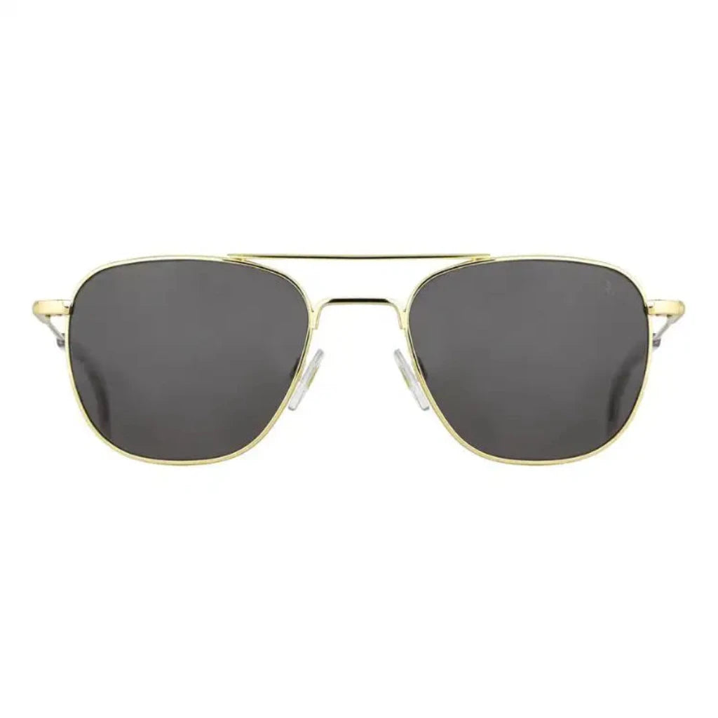 Die Sonnenbrille AO Pilot in Gold von American Optical, legendäres Design und exzellenter Tragekomfort, jetzt erhältlich bei Brillen Schneider, Ihrem Augenoptiker in München mit individueller Beratung.