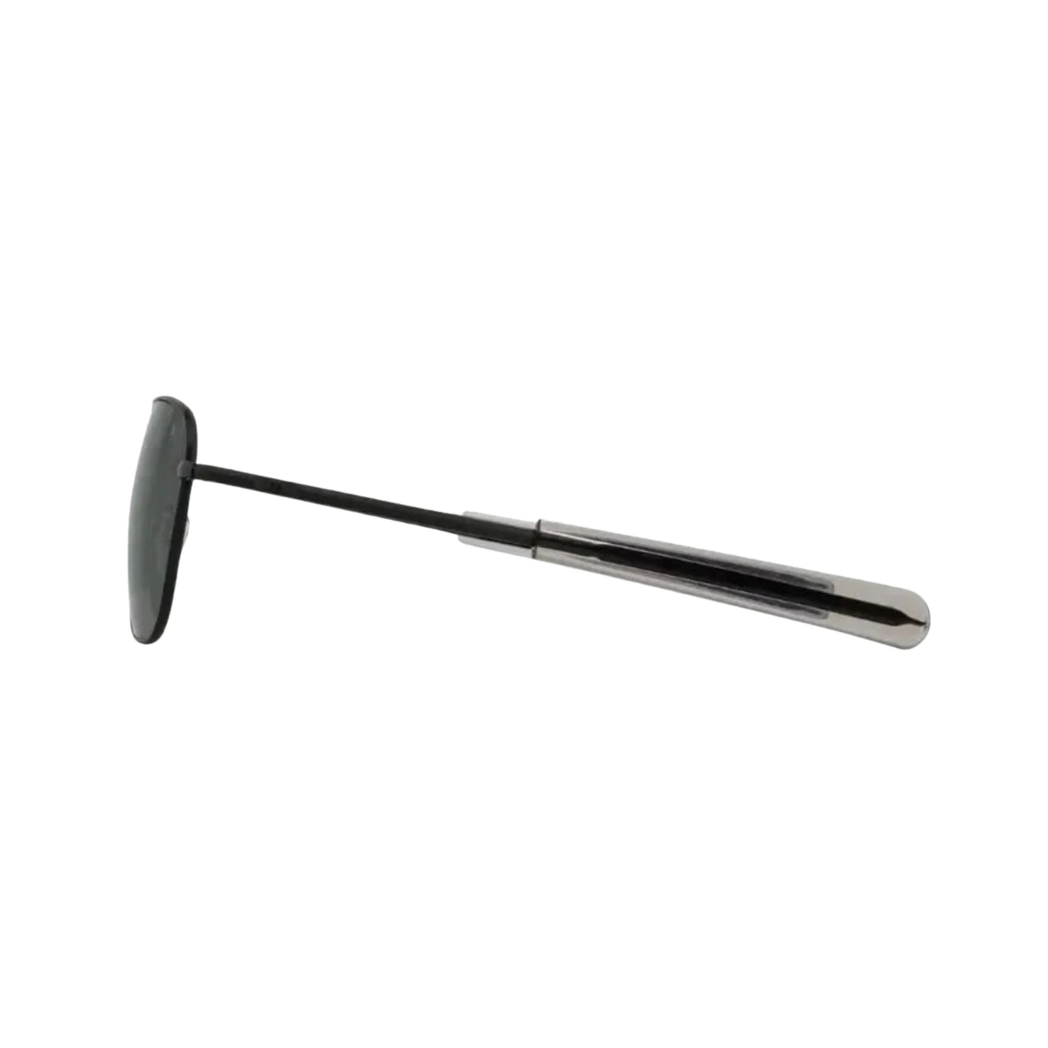 Die American Optical Sonnenbrille AO USA, ist ein Klassiker im schwarzen Metallrahmen mit modernem Touch, jetzt bei Brillen Schneider, Ihrem Augenoptiker in München, für legendäre Sonnenbrillen.