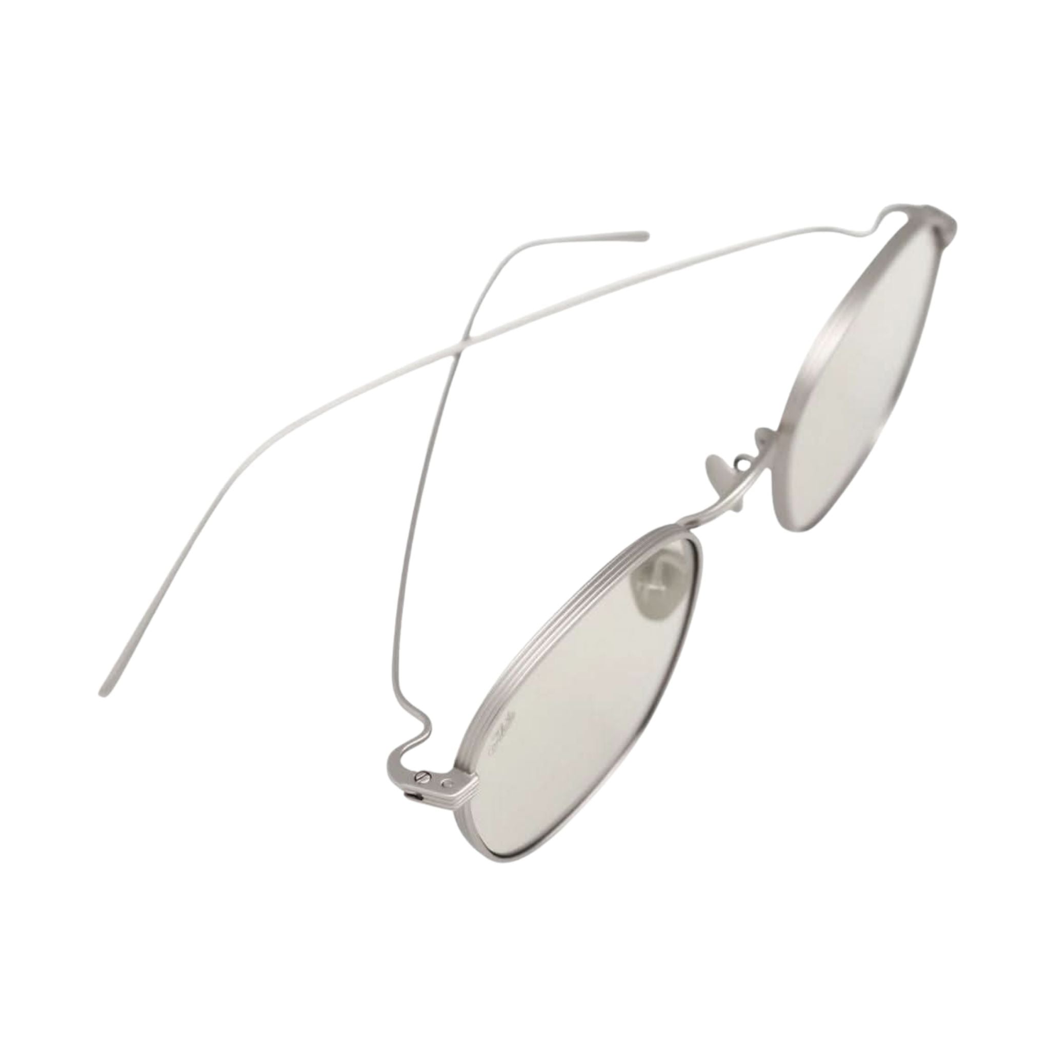 Detailansicht der AKILA Osiris Sonnenbrille in Matte Silver / Beige bei Optik Bartholomä München – hochwertige Verarbeitung und klare Ästhetik.