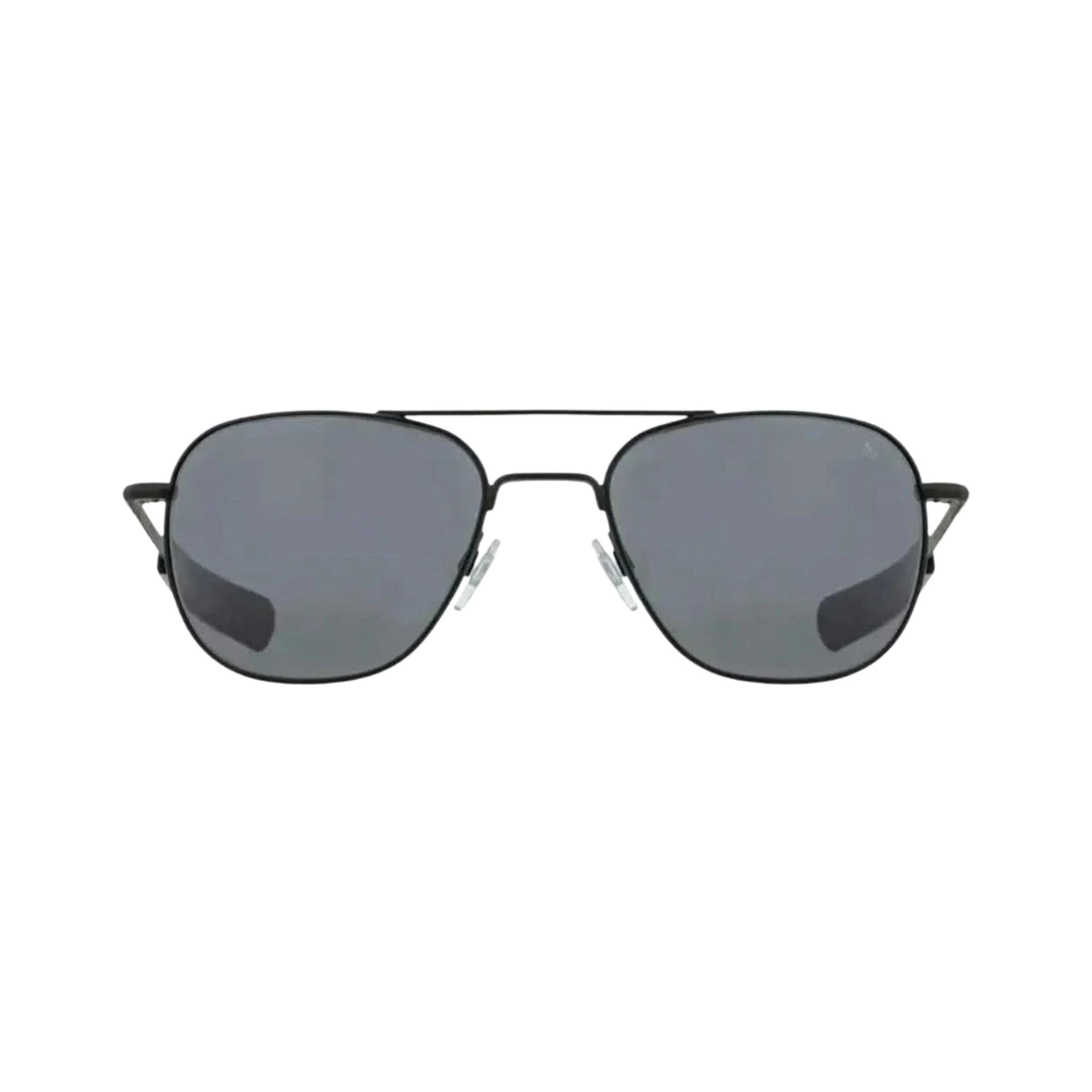 Die American Optical Sonnenbrille AO USA in  schwarz, ist eine legendäre Sonnenbrille mit robustem Metallrahmen, erhältlich bei Brillen Schneider, Ihrem Augenoptiker in München.