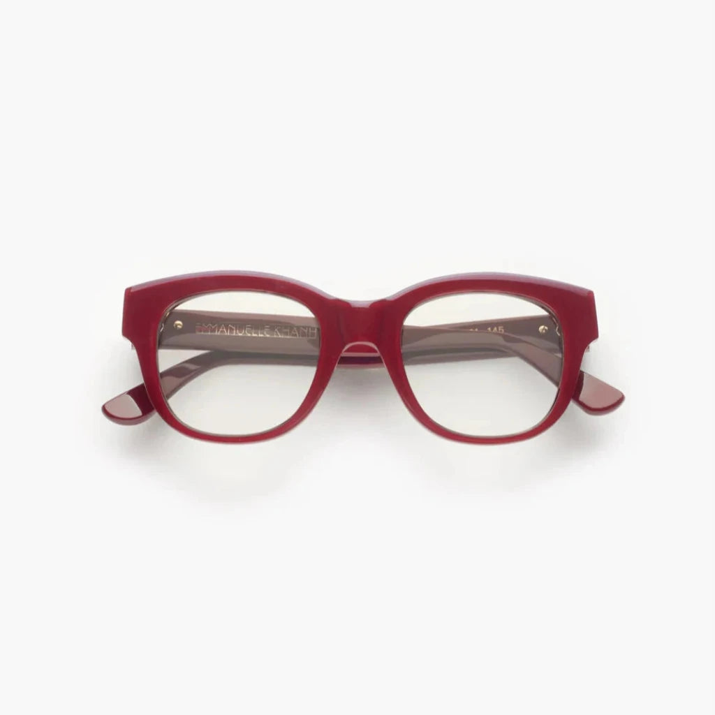 Emmanuelle Khanh Brille Amour X in Rot, elegante Designerbrille mit markantem roten Rahmen. Erhältlich bei Brillen Schneider, Ihrem Optiker in München, für hochwertige Augenoptik.