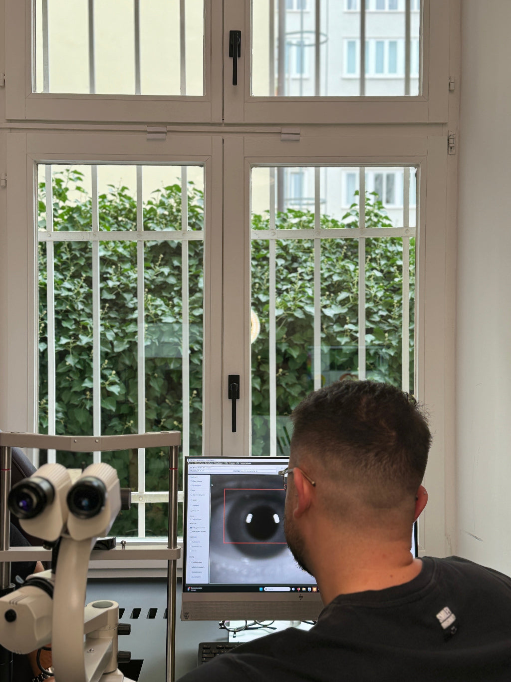 Moderne und kontaktlose Augenuntersuchung und mehr bei Brillen Schneider in München Türkenstrasse 23.