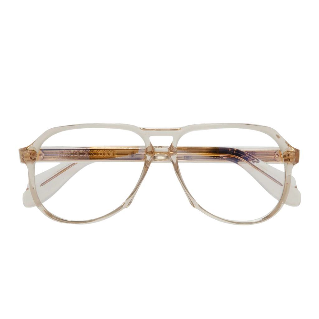 Detailaufnahme der Cutler and Gross 9782 Sand Crystal – feines Acetat, präzises Beveling und Doppelsteg in Nahaufnahme bei Optiker München Brillen Schneider