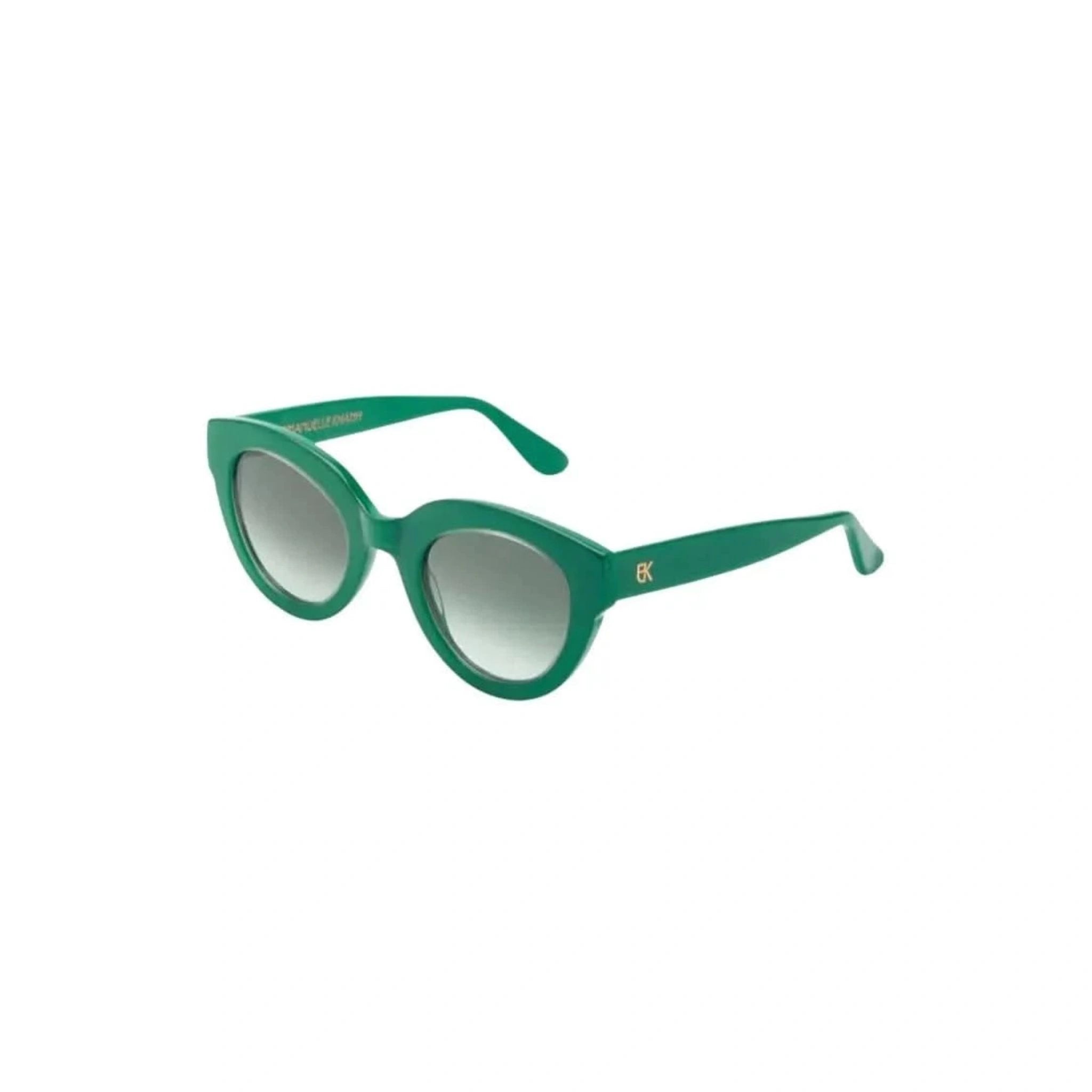 Detailaufnahme der Emmanuelle Khanh Sonnenbrille Modell 6065 in grün, die eine raffinierte Kombination aus Qualität und Mode bietet. Ein perfektes Beispiel für die kreative Designkunst von Emmanuelle Khanh.