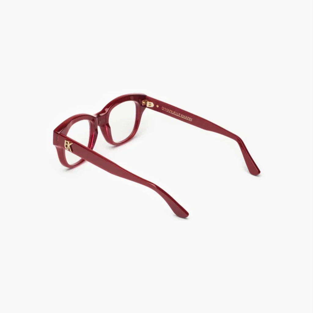 Emmanuelle Khanh Brille Amour X in Rot auf einem eleganten Hintergrund präsentiert. Entdecken Sie diese Designerbrille bei Brillen Schneider, Ihrem Optiker in München, für erstklassige Augenoptik