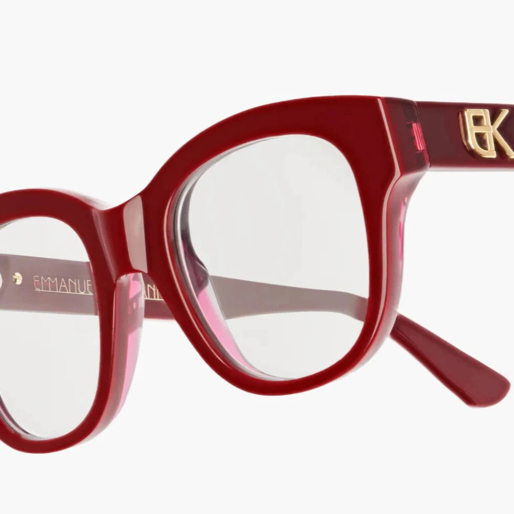 Detailaufnahme der Brille Amour X in Rot von Emmanuelle Khanh. Diese Designerbrille ist ein stilvolles Accessoire, erhältlich bei Brillen Schneider, Ihrem Optiker in München, für exzellente Augenoptik