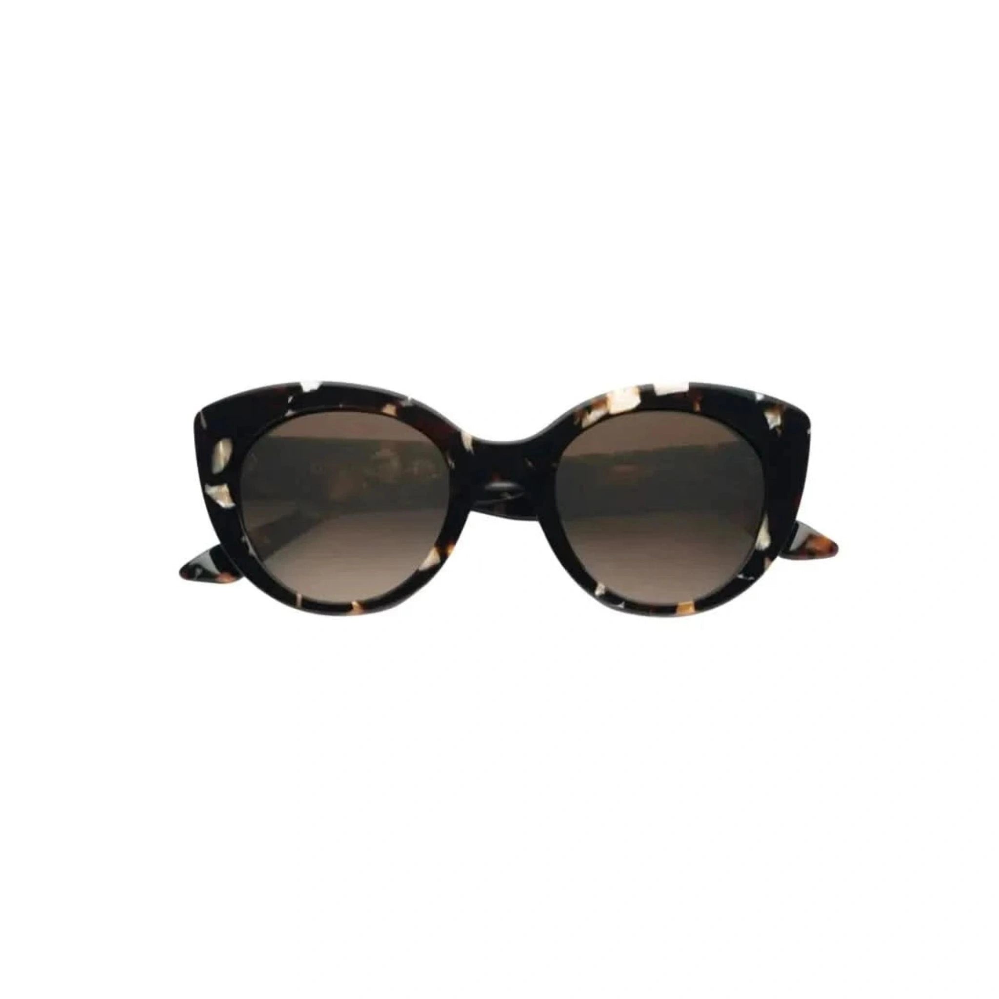 Designer Sonnebrille Portina in schwarz beige marmoriert von Emmuelle Khanh ist ein modischer Klassiker für Frauen - jetzt bei Brillen Schneider erhältlich Ihrem Optiker in München