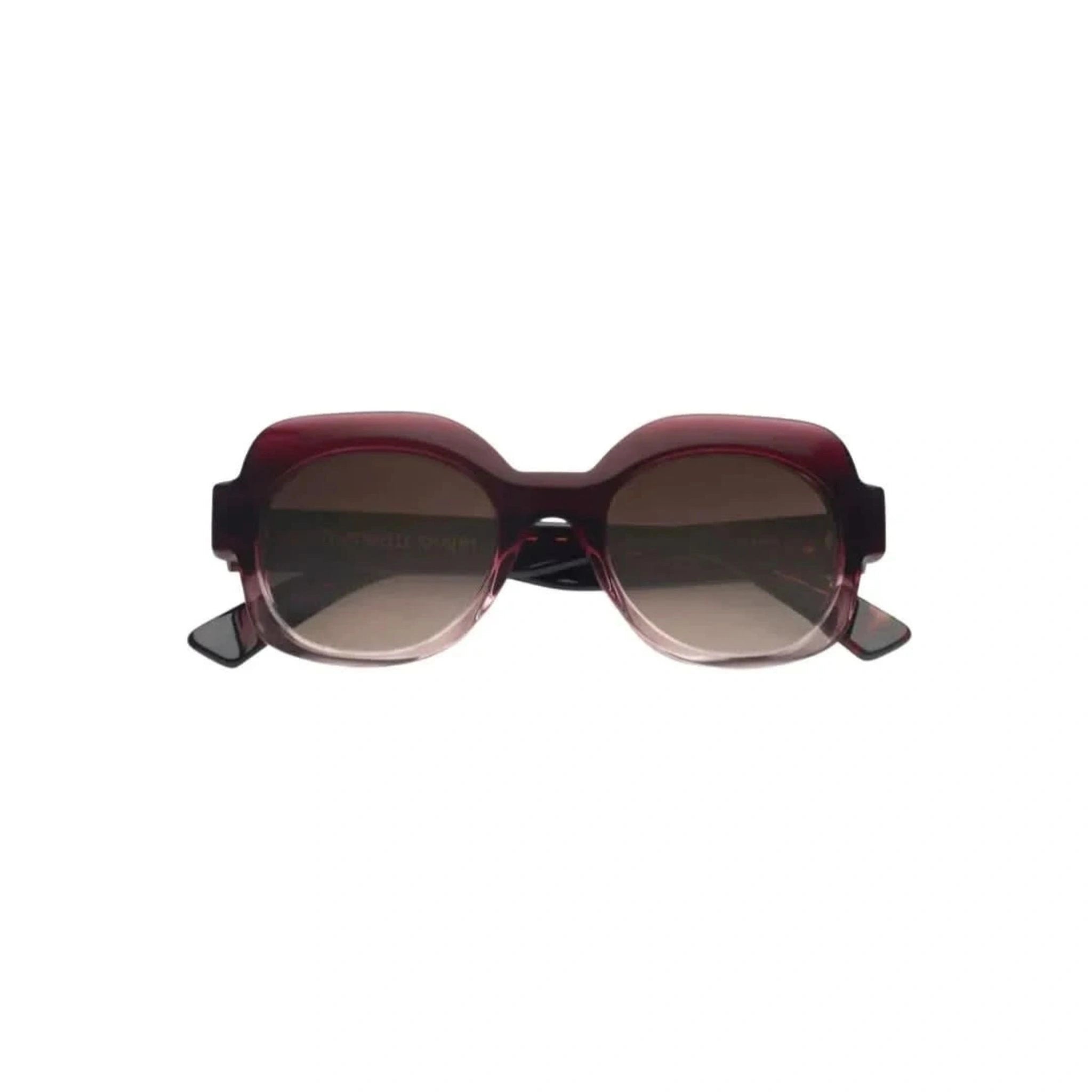 Emmanuelle Khanh Sonnenbrille Satin mit markantem quadratischen Acetat-Rahmen und braunen Verlaufsgläsern, die für optimalen Komfort und Sonnenschutz sorgen. Jetzt bei Brillen Schneider erhältlich