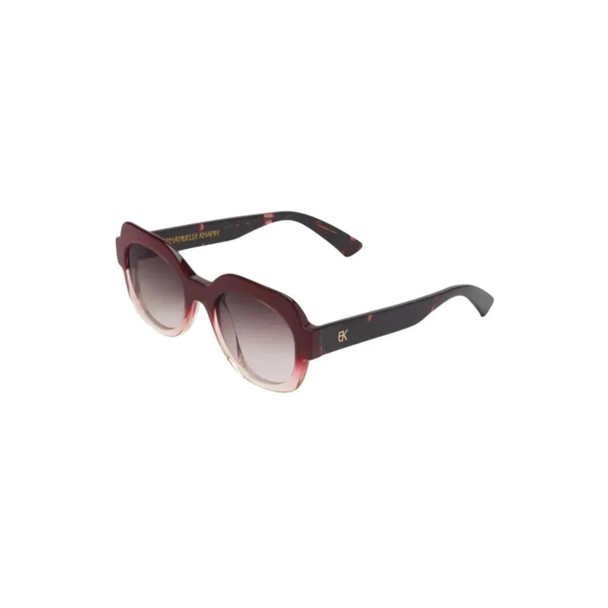 Detailaufnahme der Emmanuelle Khanh Sonnenbrille Satin in Rosatönen, die mit ihrem goldenen Monogramm am Bügel und dem eleganten Design eine luxuriöse Note erhält - jetzt bei Brillen Schneider anprobieren - Ihr Augenoptiker in München