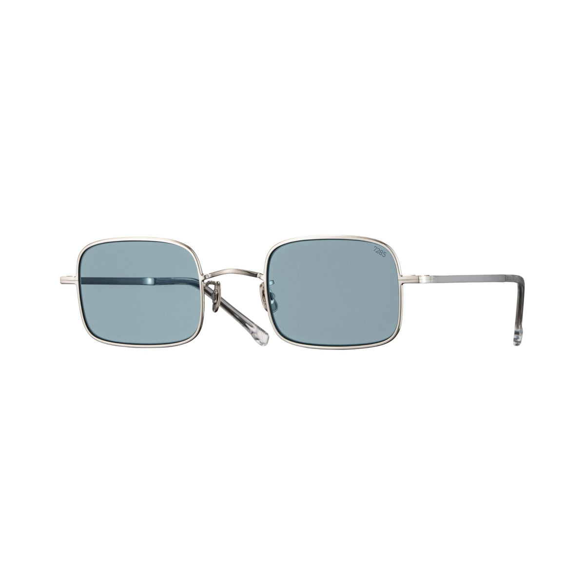 EYEVAN 7285 1158 812 eckige Sonnenbrille mit abgerundeten Ecken, silberfarbener Titanfassung, rauchblauen Sonnengläsern, geschwungenem Metallsteg und schlanken Bügeln mit transparenten Enden – BRILLEN SCHNEIDER München