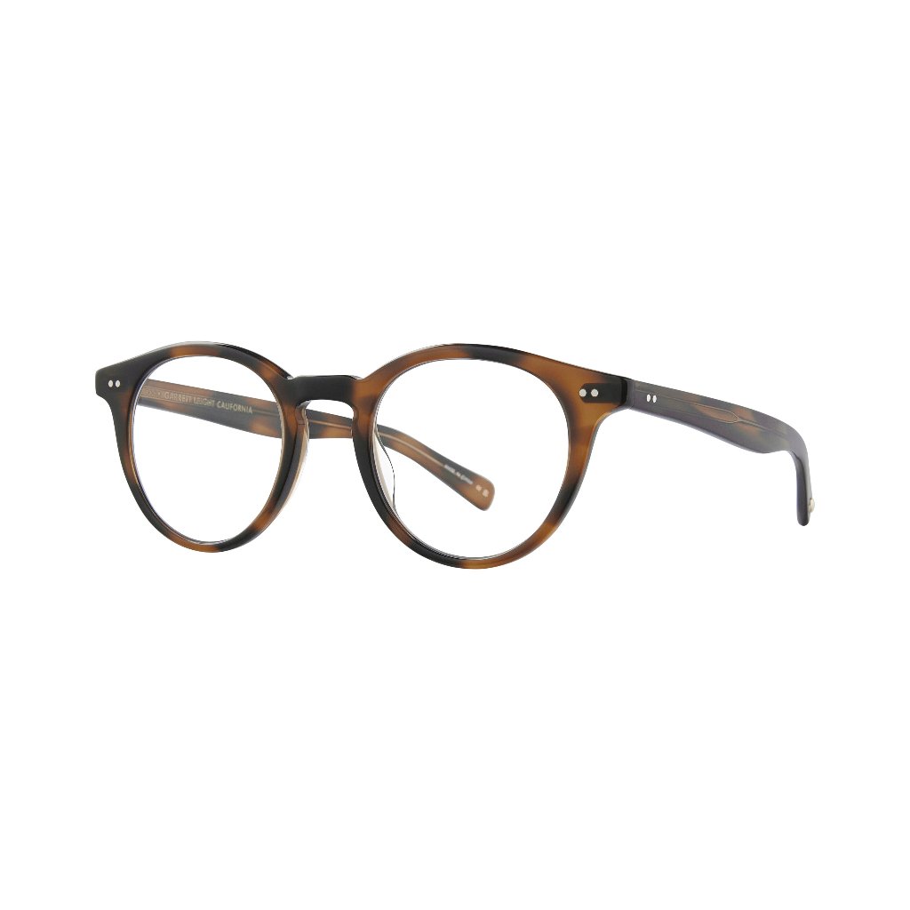 Detailansicht der Garrett Leight Brille, Modell Clune X in der Farbe Spotted Brown, erhältlich bei Optik Bartholomä in München. Präzise Verarbeitung des eleganten, gepunkteten Braun-Musters mit feinen Akzenten und klarer Struktur.