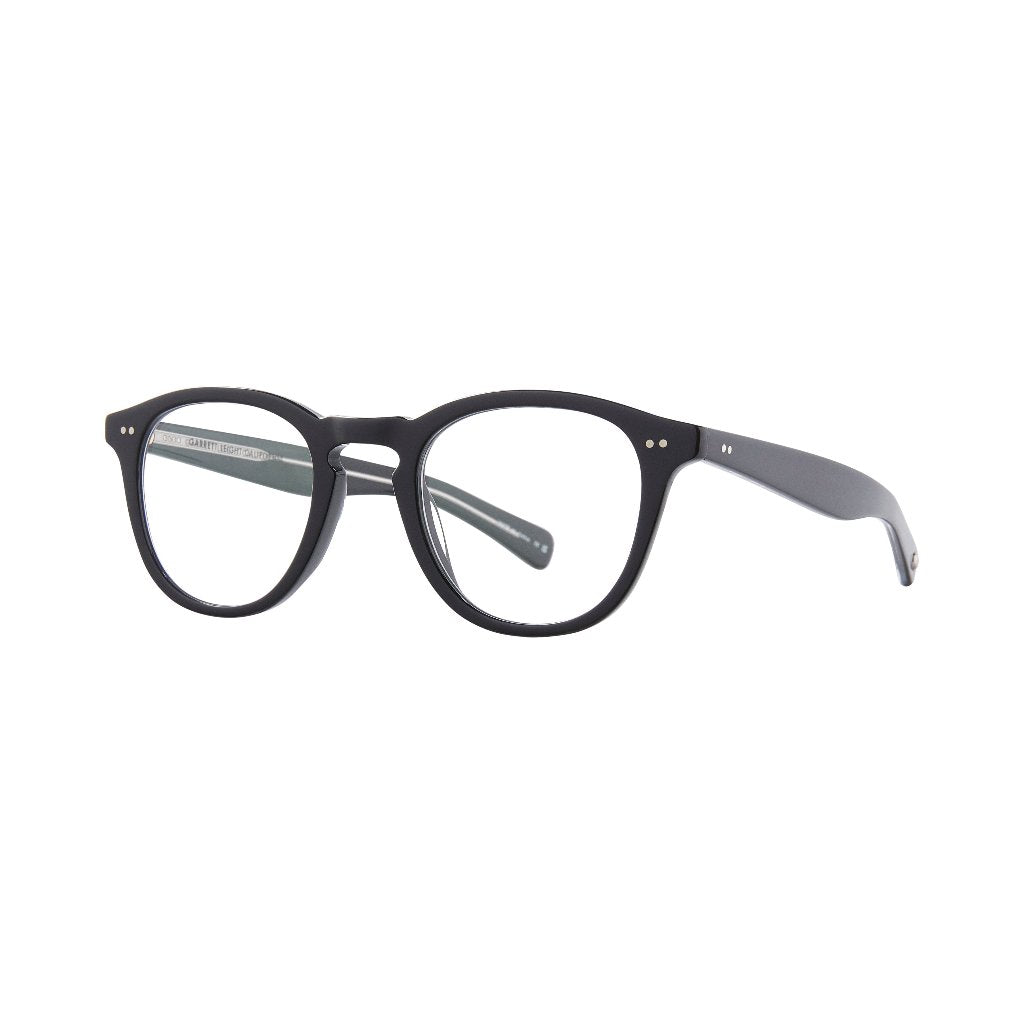 Detailansicht der Garrett Leight Brille, Modell Hampton X in der Farbe Black, erhältlich bei Optik Bartholomä in München. Feine Verarbeitung des schwarzen Rahmens mit subtilem, modernen Akzent für einen zeitlosen Stil.