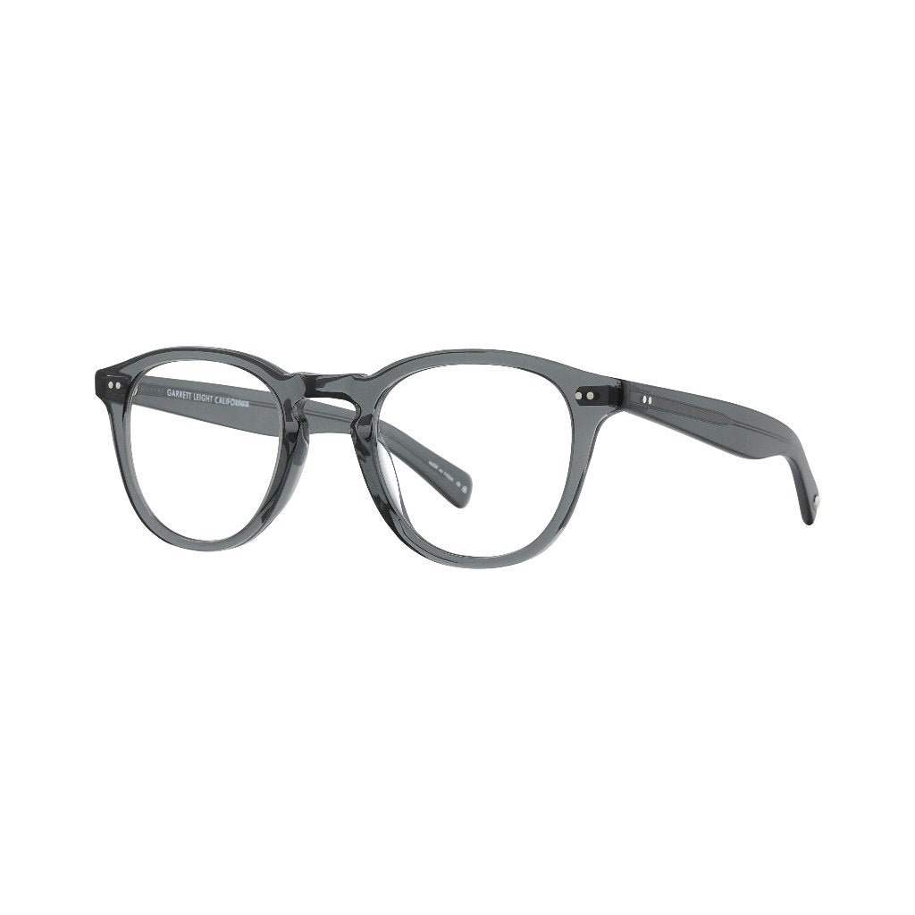 Detailansicht der Garrett Leight Brille, Modell Hampton X in der Farbe Sea Grey, erhältlich bei Optik Bartholomä in München. Feine Verarbeitung des Sea Grey Rahmens, der eine edle und ruhige Ausstrahlung vermittelt.